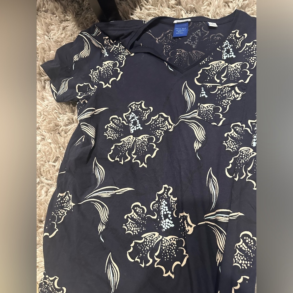 Scotch & soda- sz. Med vee neck tee